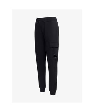 
De CP Company Kids Joggingbroek in Zwart heeft een elastieke tailleband met aantrekkoorden en steekzakken. De broek heeft de bekende CP Company lens op de broekzak. Combineer met de bijpassende CP Company sweater.