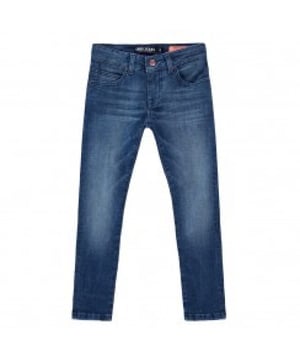 
Deze Cars Boys jeans is de perfecte toevoeging aan de kledingcollectie van elke jonge fashionista! De Blue Denim kleur geeft de broek een trendy uitstraling en is gemakkelijk te combineren met elke outfit. De spijkerbroek heeft een skinny fit pasvorm en zal daarom mooi aansluiten op het lichaam. Gemaakt van hoogwaardig materiaal bestaande uit 62% katoen, 32% polyester, 2% elastaan en 4% viscose, wat zorgt voor een comfortabele en flexibele pasvorm. De subtiele wassing geeft de broek een stoere look. Met deze Cars Boys jeans ben je altijd on-trend en klaar voor elke gelegenheid. Bestel hem nu in de online shop van NummerZestien en laat je zoon rocken in deze geweldige jeans!