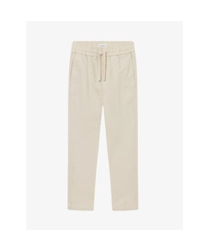 
De Les Deux Junior Patrick Broek in de kleur Light Sand is gemaakt van Linnen. De broek heeft een elastische tailleband met aantrekkoorden en steekzakken.