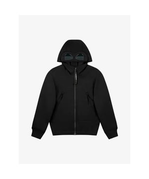 
CP Company zwarte softshell jas met een capuchon. Op de capuchon is de welbekende Google bril bevestigd.
Weet je dat C.P. Company en Stone Island uit dezelfde fabriek komt. De kwaliteit van CP. Company is vergelijkbaar met Stone Island. De maten van CP Company zijn ook vergelijkbaar met Stone Island. Maat 14 jaar oftewel maat 164 valt groot en valt even groot als maat S bij de mannen collectie.