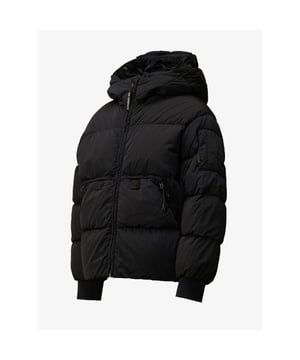
De meest gewilde merk onder de mannen en jongens is CP Company. Deze is exclusief verkrijgbaar bij Divali-Online als in de fysieke winkel Divali in Alkmaar.
Een warme winterjas voor jongen in de kleur zwart met capuchon en op de capuchon de beroemde bril.
Goggle jacket realizzata in Chrome-R, un nylon multifilamento lucido 100% riciclato. Prodotto con scarti di produzione riprocessati per ottenere una fibra rinnovata. Tinta in capo trattata antigoccia.
- Adjustable Goggle hood
- Full zip fastening
- Side zip pockets
- Lens detail
- Ribbed cuffs
- Garment dyed
- Regular fit
Wash max 30Â°C - Mild process
- Do not bleach
- Tumble drying at lower temperature
- Line dry
- Do not iron
- Do not dry clean
- Do not soak
- Wash inside out
- Use detergent without optic whitener
Composition

- Main fabric:100% Polyamide
- RIB:100% Polyamide
- Lining:100% Polyamide
- Padding:100% Polyester
- Padding:90% Eiderdown 10% Duck feather