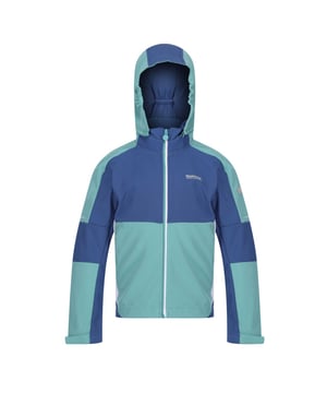 
Materiaal: 96% Polyester, 4% Elastaan. Stof: Jersey, Softshell, Stretch. Ontwerp: Badge, Contrast, Logo. Stoftechnologie: Ademend, DWR Finish, Lichtgewicht, Waterafstotend, Windbestendig. 360 graden reflectie, reflecterende rand. Halslijn: Kapitein. Manchet: Haak en Lijn Riem. Mouwtype: Met lange mouwen. Eigenschappen capuchon: Elastisch, Afritsbaar. Zakken: 2 Zijzakken, Rits. Bevestiging: Volledige ritssluiting. Zoom: verstelbaar, zoom met schokkoord. Let op: bedrukt naametiket tot 8 jaar. Duurzaamheid: Gemaakt van gerecycled materiaal.