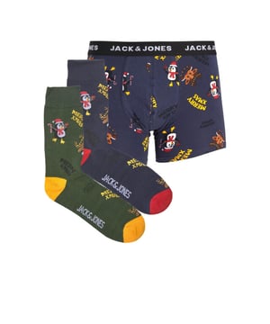 
Jack and Jones Junior kinder ondergoed giftbox voor jongens. Complete set met één boxershort en twee paar sokken met kerst print.