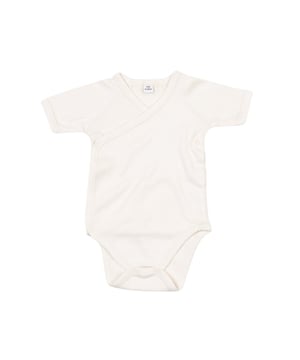 
100% organisch gekamd katoen. Stof: Interlock. Ontwerp: Eenvoudig. Halslijn: Gebonden, V-hals, Wikkel. Mouwtype: Raglan, met korte mouwen. Coversteek, zelfkleurige randen, afscheurbaar label. Sluiting: drukknoop, kliksluiting. 200gsm. Duurzaamheid: Fair Wear Approved, OCS Standard, Oeko-Tex Standard 100 Certified, SAI Certified. Stijl: Kimono.