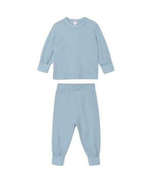 
100% Katoen. Stof: Single Jersey. Ontwerp: Eenvoudig. Hals: Crew Neck. Waistline: Elastiek. Mouwtype: Met lange mouwen. Manchet: Geribd, omgeslagen manchet. Zoom: Enkele naald gestikt. Enkel met manchet, afscheurbaar etiket. Bevestiging: Drukknoop, Overtrekken, Aantrekken. 150 g/m². Duurzaamheid: ACCORD, Amfori, B Corp Certified, BSCI, Fair Wear Approved, Oeko-Tex Standard 100 Certified, Organic Cotton, PETA-Approved Vegan, REACH, Textile Exchange, Vegan, WRAP Certified.. Let op: Poppers niet inbegrepen bij maat 2-3.