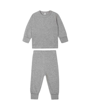 
100% Katoen. Stof: Single Jersey. Ontwerp: Eenvoudig. Hals: Crew Neck. Waistline: Elastiek. Mouwtype: Met lange mouwen. Manchet: Geribd, omgeslagen manchet. Zoom: Enkele naald gestikt. Enkel met manchet, afscheurbaar etiket. Bevestiging: Drukknoop, Overtrekken, Aantrekken. 150 g/m². Duurzaamheid: ACCORD, Amfori, B Corp Certified, BSCI, Fair Wear Approved, Oeko-Tex Standard 100 Certified, Organic Cotton, PETA-Approved Vegan, REACH, Textile Exchange, Vegan, WRAP Certified.. Let op: Poppers niet inbegrepen bij maat 2-3.