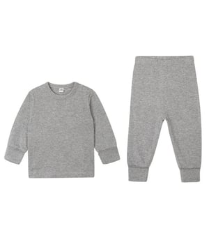 
100% biologisch katoen. Stof: Single Jersey. Ontwerp: Eenvoudig. Hals: Crew Neck. Mouwtype: Met lange mouwen. Manchet: Geribd, omgeslagen manchet. Zoom: Geribd, eennaaldsgestikt. Fastening: Popper, Pull-On. Afscheurbaar etiket. Inhoud: 1 zwembroekje, 1 topje. 150 g/m². Duurzaamheid: GOTS gecertificeerd, OCS Standaard, Oeko-Tex Standaard 100 gecertificeerd, PETA-goedgekeurd Veganistisch..