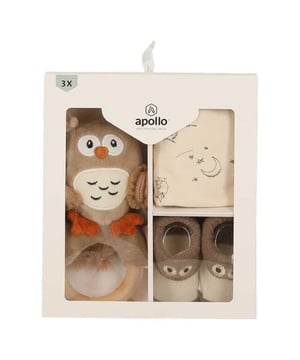 
Met deze leuke en kleurrijke giftbox voor baby’s mag jij zeker op kraamvisite komen. De inhoud bestaat uit een slabbetje, rammelaar en een paar comfortabele katoenen sokjes in een uilen thema. Sokken gemaakt van 75% katoen, 22% polyester, 3% elastaan, slabbetje gemaakt van 100% katoen, rammelaar gemaakt van 100% polyester.