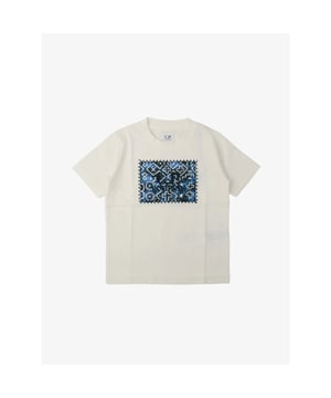 
Het CP Company Junior Shirt in de kleur Wit heeft een logo aan de voorkant met een blauwe print. Combineer met een van de CP Company Junior zwembroeken.
