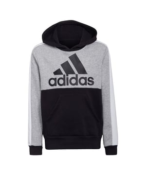 
70% Katoen, 30% Gerecycleerd Polyester. Stof: Gebreid, zachte aanraking. Hem: Ribben. Halslijn: Kapitein. Mouwtype: Met lange mouwen. Manchet: Ribbel. Zakken: 1 Kangoeroezak. Bevestiging: Trek aan de achterkant. 6 jaar: 24 in.