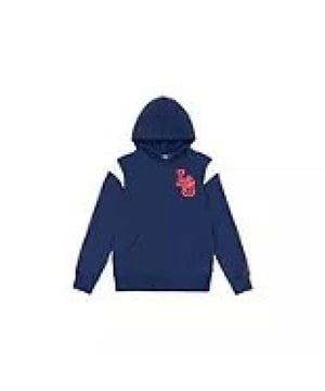 
Deze blauwe sweater voor jongens van het bekende merk Levis Boys is een echte must-have voor de garderobe van jouw zoon. Gemaakt van hoogwaardige materialen, namelijk 86% katoen en 14% polyester, is deze trui niet alleen comfortabel, maar ook duurzaam. De zachte stof voelt heerlijk aan op de huid en zorgt ervoor dat jouw zoon de hele dag door kan spelen en ravotten. De opvallende blauwe kleur geeft de trui een stoere en trendy uitstraling. De klassieke Levis boys logo op de voorkant maakt de look compleet. Perfect te combineren met een jeans of jogger voor een casual en moderne outfit. Bestel deze blauwe sweater jongens van Levis Boys nu  en geef jouw zoon een stoere en comfortabele look!