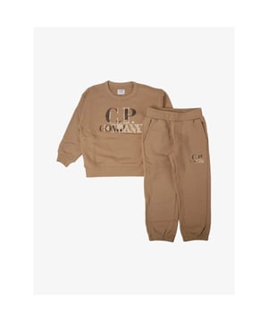 
Bruin joggingpak van het Italiaanse merk C.P. Company. Het joggingpak in de kleur Tan bestaat uit een sweater en broek. De sweater heeft een ronde hals, elastische boorden en merk logo aan de voorzijde. De broek heeft een elastische tailleband en boorden, steekzakken en een klein merklogo op de linker broekspijp.