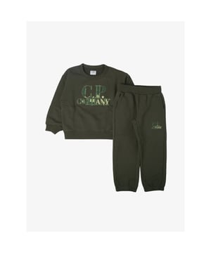 
Groen joggingpak van het Italiaanse merk C.P. Company. Het joggingpak in de kleur Grape Leaf bestaat uit een sweater en broek. De sweater heeft een ronde hals, elastische boorden en merk logo aan de voorzijde. De broek heeft een elastische tailleband en boorden, steekzakken en een klein merklogo op de linker broekspijp. 