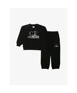 
Zwart joggingpak van het Italiaanse merk C.P. Company. Het joggingpak in de kleur Black bestaat uit een sweater en broek. De sweater heeft een ronde hals, elastische boorden en merk logo aan de voorzijde. De broek heeft een elastische tailleband en boorden, steekzakken en een klein merklogo op de linker broekspijp.