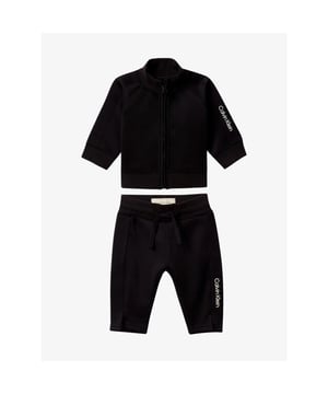 
2-delige set van jack met rits en joggingbroek, stretch polyester. Jack: ritssluiting; ribgebreide manchetten en zoom; Calvin Klein-logo tape op de mouwen. Joggingbroek: elastische taille met trekkoord: logotape op de pijp, regular fit, mediumhoge taille.