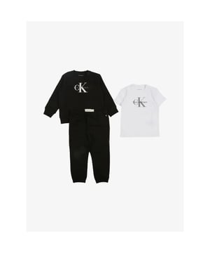 
3-delige set: sweatshirt, joggingbroek en T-shirt, zacht elastisch katoen. Sweatshirt: ronde hals met drukknoop, ribgebreide halslijn, manchetten en zoom; Calvin Klein Jeans-logo op de voorkant. Joggingbroek: elastisch trekkoord in de taille; elastische manchetten: Calvin Klein-monogram logo op de heup. T-shirt: ronde halslijn met drukknopen; korte mouwen; Calvin Klein Jeans-logo op de voorkant, verpakt in cadeaubox, regular fit