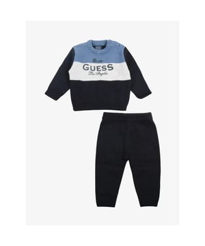 
Gebreide set van het Amerikaanse merk Guess. De set bestaat uit een trui en een broek. De trui heeft een ronde hals, elastische boorden en het merk logo aan de voorzijde. De broek heeft een elastische tailleboord. 