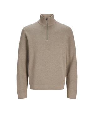 
Deze licht bruine trui voor jongens van het merk Jack en Jones Kids is een must-have voor elke stoere jongeman! Gemaakt van 50% katoen en 50% biologisch katoen, is deze trui niet alleen stijlvol maar ook nog eens duurzaam. De zachte stof zorgt voor ultiem comfort en de perfecte pasvorm maakt het een favoriet in de kledingkast. De trui is voorzien van een stoere print en kan eindeloos gecombineerd worden met andere items uit de kledinglijn van Jack en Jones Kids. Met deze trui ben je gegarandeerd klaar voor het koude seizoen! Bestel nu deze hippe trui en maak de outfit van jouw zoon helemaal compleet!