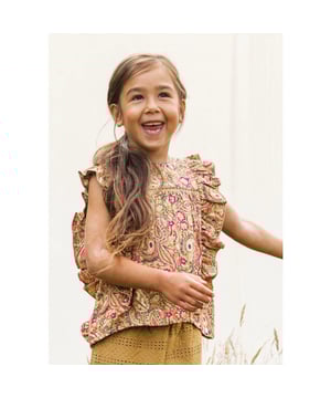 
Wauw, wat een plaatje deze mouwloze blouse met Big ruffle. Warme zand tinten en fuchsia kleur in een mooi paisley dessin. Top sluit op de rug met 3 kokosnoot knoopjes. Zomerse loose-fit shape.