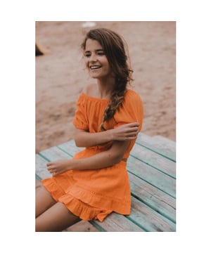 
Haal de zomer in je bol met deze knappe top in een intens mooie manderijn kleur.
Fancy geweven katoenen stofje met een reliëfje erin.
Bloezend en cropped fit en leuke poffende mouwtjes.
Combineer met de bijpassende skort voor een stylish co-ord outfit.