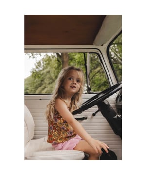 
Retro Vibes met deze coole grote bloem print!
Wijde zomerse top met een leuk gesmockt top gedeelte.
Leuke krinkel stof die je niet hoeft te strijken.
