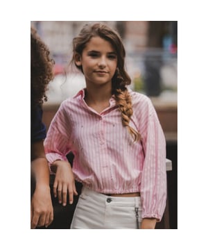 
Let's go preppy!
Cool en cropped fit.
Elastiek onderaan en in de mouwtjes voor een leuk puffy effect.
Afgewerkt met leuke diamanten steentjes op de borst.