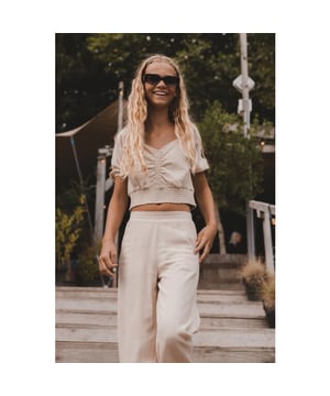 
Hello good lookin'!
Amazing leuke zomerse top in een warme zand kleur.
Mooie Viscose / Linnen kwaliteit.
Soort van TWINNING ITEM met LXS dames blouse.
Kleine V-hals en mooie gesmockte boord.
Fancy pofmouwtjes!
Cropped fit.
