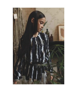 
Super mooie chiffon top in een stoere digitale print. Onderaan zitten fancy elastiekjes. Top sluit op  de rug met klein knoopje. Top is aan de voorkant gevoerd met een zwarte voering zodat het niet kan doorschijnen.