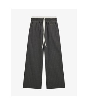 
Grijze pantalon met krijtstreep van het Amerikaanse merk Guess. De pantalon met krijtstreep heeft een dubbele tailleband met elastiek, aantrekkoordje en een klein logo aan de linker voorzijde.