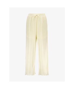 
De Le Chic Desra Fine Plisse Broek in de kleur Dreamy Creamy is een comfortabele geplisseerde zomerbroek. Zo wordt flaneren wel heel leuk! Combineer met de bijpassende tops.