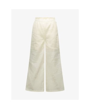 
Le Chic kinderkleding is verkrijgbaar in de maten 3 jaar t/m 10 jaar oftewel maat 98 t/m maar 140.

Le Chic lange wijde broek in de de kleur creme.