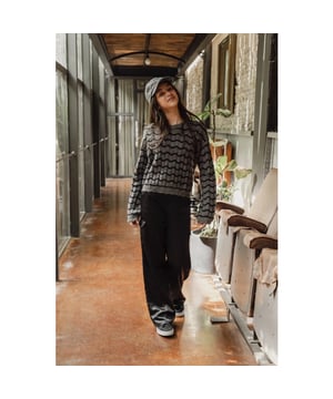 
Elegant en toch stoer, that's how we like it. 
Stoere worker broek in mooie kreukvrije satijnen stof.
Zijzakken zijn groot genoeg voor je telefoon.
Nice mix and match met onze antra gebreide trui met streep.