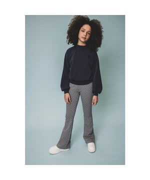 
Stylish katoenen broekje met een retro all-over dessin.
Comfy iets dikkere stof die perfect is voor de winter en het vroege voorjaar.
Combineer met 1 van de leuke tops uit deze drop of maak er een co-ord set door het te combineren met de matching top.
