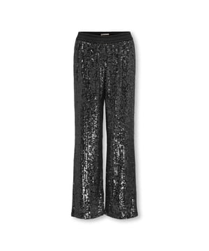 
Deze prachtige zwarte lange broek voor meisjes van het merk Kids Only is een must-have voor de garderobe van elke jonge fashionista. Gemaakt van hoogwaardige materialen, zoals 96% polyester en 4% elastaan, is deze broek niet alleen stijlvol maar ook comfortabel om te dragen. De zwarte kleur maakt het eenvoudig te combineren met allerlei topjes en truien, waardoor het de perfecte keuze is voor elke gelegenheid. Of het nu voor een feestje of een dagje school is, deze broek ziet er altijd geweldig uit. Bestel nu en laat je dochter stralen in deze trendy lange broek van Nummer Zestien!