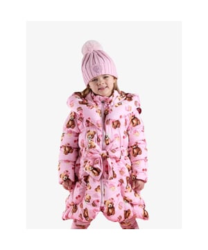 
De Lauren gewatteerde jas is perfect voor het winterseizoen! Hij heeft onze Love Story-print en een fit-and-flare model, plus een grote gewatteerde strik op de voorkant. Afgewerkt met een oversized capuchon, een ritssluiting met diamantjes en een merktrekker en een logobadge op de mouw.
