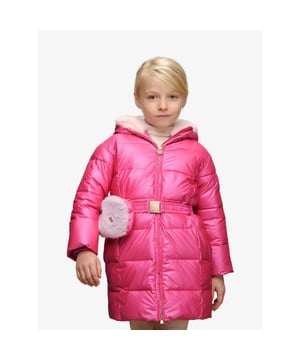 
De Le Chic Birdo Jas in Tickle Me Pink heeft een metallic finish, een ceintuur met furry tasje. De capuchon heeft faux fur aan de binnenkant. Combineer met de bijpassende Le Chic muts, sjaal en handschoenen.