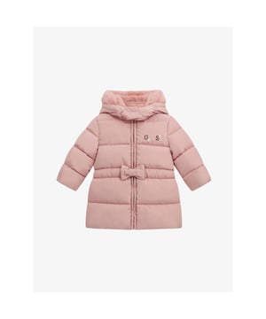 
Gewatteerde winterjas in de kleur Beloved pink van het Amerikaanse merk Guess. De jas heeft een capuchon, ritssluiting en riem met strik in de taille.