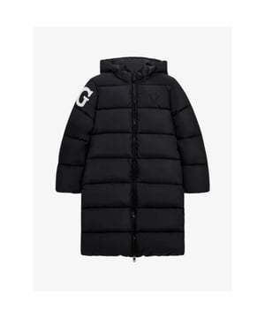 
Zwarte winterjas van het Amerikaanse merk Guess. De jas is een puffer model met capuchon, ritssluiting die aan de boven en onderkant kan worden geopend en logo op de mouw/ achterzijde. 