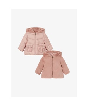 
De Mayoral Reversible Jas in Blush is twee looks in een. Aan de ene kant een faux fur jas en als je de jas omkeert heb je een gewatteerde jas met zakken met strikjes.