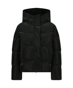 
De winter staat voor de deur en het is tijd om je garderobe te voorzien van warme en stijlvolle items. Deze zwarte winterjas voor meisjes van het merk Raizzed is de perfecte aanvulling op de kledingkast van jouw kleine fashionista. Gemaakt van 100% polyester, biedt deze jas optimale bescherming tegen de kou en houdt je dochter heerlijk warm. Het klassieke ontwerp in combinatie met de moderne details maakt deze jas een must-have voor de koude dagen. De capuchon, voorzien van een zachte voering, zorgt voor extra warmte en beschermt tegen regen en wind. De jas heeft een ritssluiting en twee steekzakken, handig voor het opbergen van kleine spulletjes. De mouwen zijn afgewerkt met elastische boorden, wat zorgt voor een comfortabele pasvorm. Of het nu voor een dagje school of een uitje met vrienden is, deze winterjas van Raizzed is een perfecte keuze voor elke gelegenheid. Bestel nu en laat je dochter stralen in deze trendy en functionele jas!