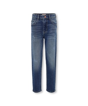 
Deze blue denim jeans van Kids Only is de perfecte toevoeging aan de garderobe van jouw kleine fashionista! De klassieke blauwe wassing creëert een tijdloze look, terwijl de destroyed stukken aan de voorzijde zorgen voor een stoere touch. De loose fit pasvorm biedt comfort en bewegingsvrijheid, ideaal voor actieve meisjes.en#10;en#10;Deze 5-pocket jeans is gemaakt van hoogwaardig materiaal, bestaande uit 99% katoen en 1% elasthan. Dit zorgt niet alleen voor een zachte en comfortabele stof, maar ook voor een duurzame en stevige kwaliteit. De jeans is voorzien van een knoop- en ritssluiting en heeft knoopsgatelastiek in de taille, waardoor de broek gemakkelijk aan- en uitgetrokken kan worden en altijd perfect aansluit.en#10;en#10;Dankzij de tijdloze blauwe kleur en de trendy details is deze jeans geschikt voor elke gelegenheid. Combineer het met een leuke blouse en sneakers voor een casual look, of draag het met een feestelijke top en hakken voor een chique uitstraling. Bestel nu deze blue denim jeans van Kids Only in onze webshop en laat jouw dochter stralen in stijl!