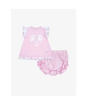 
De Little A by Adee Amy Jurk in de kleur Pink Blossom heeft een a-lijn, een geprint roezel mouwtje, een roezel aan de onderkant en een strik aan de achterkant. De jurk heeft een print, het logo in strass stenen en een drukknoopsluiting. 
