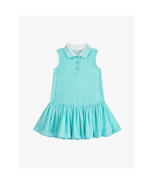 
De Adee Terrie Jurk in de kleur Turquoise heeft een tennisjurk model, is van badstof met het Adee logo er in. De jurk heeft een gestreepte kraag en knoopsluiting.