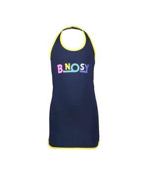 
Deze stijlvolle en trendy navy gekleurde jurk is een must-have voor elke jonge fashionista! De jurk kort meisjes van het populaire merk b.nosy is perfect voor zowel feestelijke gelegenheden als voor een dagje uit. De halterjurk is voorzien van een vrolijke stippenprint en heeft daarnaast een opdruk op de voorzijde voor een speelse twist. Het zachte materiaal zorgt voor een comfortabele pasvorm en de kwaliteit van b.nosy staat garant voor duurzaamheid. Laat je dochter stralen in deze fashionable jurk en bestel hem nu in onze webshop!