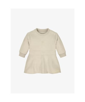 
Rib jurk in de kleur Whitecap Gray van het Amerikaanse merk Calvin Klein. De jurk heeft een ronde hals, elastische boorden, wijd uitlopende rok en logo aan de voorzijde.
