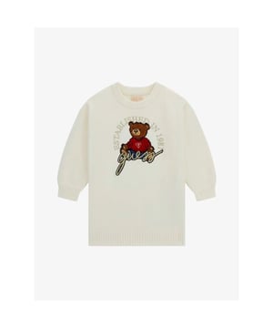 
De Guess Kids Jurk heeft een gebreide kwaliteit, logo embleem met goudkleurig lurex logo en beer. De jurk heeft letters geborduurd in goudkleurig lurex.