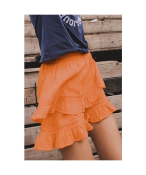 
Topstuk van de collectie!
Wegens mega succes, dit seizoen herhaald in de nieuwe trend kleur; Mandarijn.
Fancy geweven katoenen stofje met een reliëfje erin.
Wijde fit, het lijkt een zomers rokje maar het is een broekje.
Elastische tailleband.