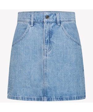 
W60539 Z10 DENIM SS25<br>Denim rok versierd met strasssteentjes<br><ul>cerulean blauw</ul><ul>verborgen gulp en knoopsluiting</ul><ul>riemlussen</ul><ul>twee afgeronde zakken aan de zijkanten</ul><ul>twee opgestikte zakken aan de achterkant</ul><ul></ul><ul></ul><ul></ul><ul></ul><ul></ul><br>Marc Jacobs Kids