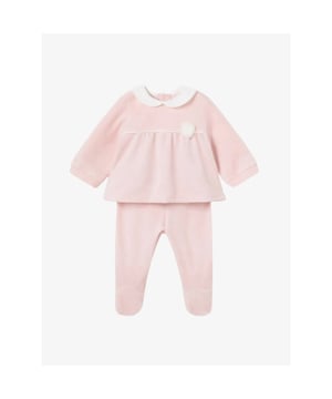 
Het Mayoral Setje in de kleur Baby Rose bestaat uit een velvet kwaliteit tweedelig pakje met drukknoopsluiting. Het pakje heeft voetjes en heeft een pompom detail.