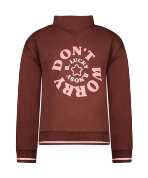 
Deze trendy bruin gekleurde sweater meisjes van b.nosy is een absolute must-have voor de jonge fashionistas. De hoge kraag zorgt niet alleen voor een stijlvolle look, maar houdt ook nog eens heerlijk warm tijdens koude dagen. Het artwork op de voorkant geeft de sweater een speelse touch en zal zeker de aandacht trekken. De boorden van de mouwen en onderkant zijn ribgebreid en bevatten een zacht roze bies voor een extra girly touch.en#10;en#10;Deze sweater is gemaakt van hoogwaardig materiaal, bestaande uit 95% katoen en 5% elastaan. Dit zorgt voor een perfecte pasvorm en een comfortabel gevoel. Hierdoor is de sweater niet alleen geschikt voor dagelijks gebruik, maar ook tijdens actieve speelmomenten. Combineer deze sweater met een stoere jeans of een trendy rokje voor een complete look. Shop nu deze bruine b.nosy sweater voor meisjes bij nummerzestien en laat jouw kleine fashionista stralen!